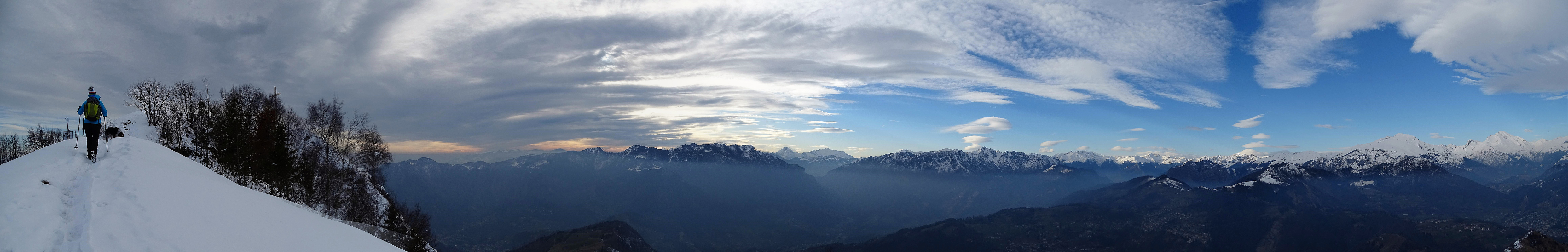 Dalla vetta del Monte Gioco vista panoramica verso la Val Brembana e la conca di Oltre il Colle